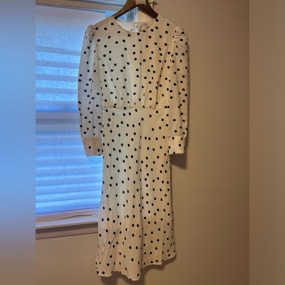Dresses & Skirts - Beautiful Polka dots dress!